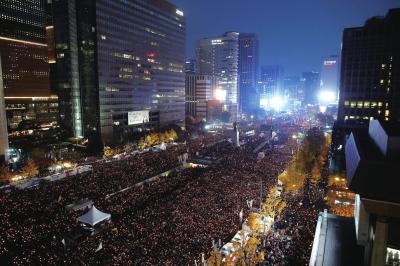 11月12日晚,韩国多个公民团体在首尔光华门附近举行大规模集会,要求总统朴槿惠下台查看更多现场照